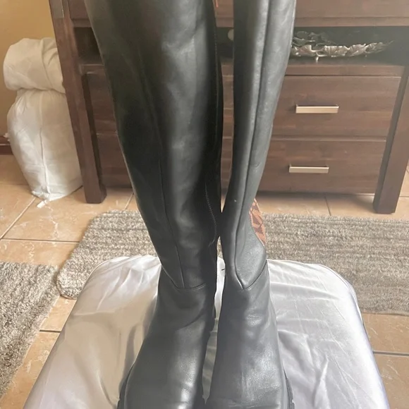 Women shoes size 8 slightly worn $20 each pair but the Mk boots are $100 - Picture 13 of 13